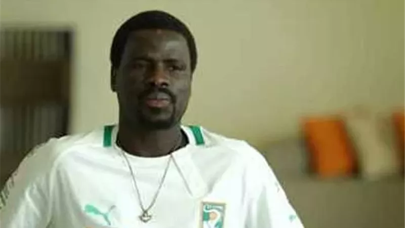 إيمانويل إيبويه مراقبا لمباراة بيراميدز والجيش الملكي