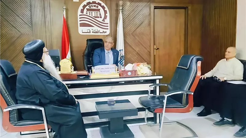 مطران دشنا يهنئ وكيل تعليم قنا بحلول عيد الفطر المبارك