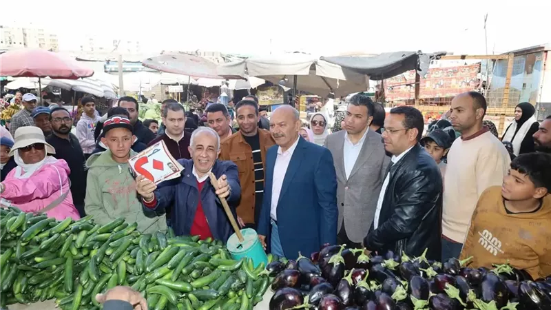 محافظ السويس يتفقد الأسواق للتأكيد علي توافر السلع والمنتجات