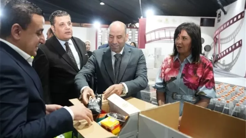 وزير العمل يشارك في تجهيز كراتين رمضان بمبادرة 