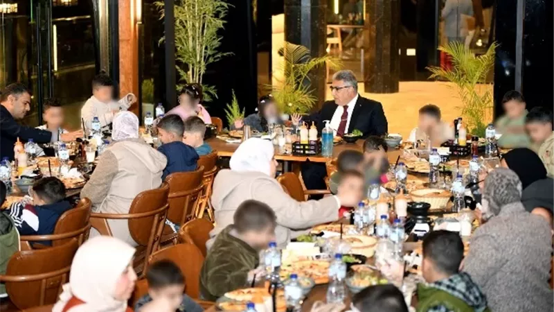 مرزوق يشارك أبناء مصر من الأيتام حفل الإفطار ويوزع عليهم الهدايا
