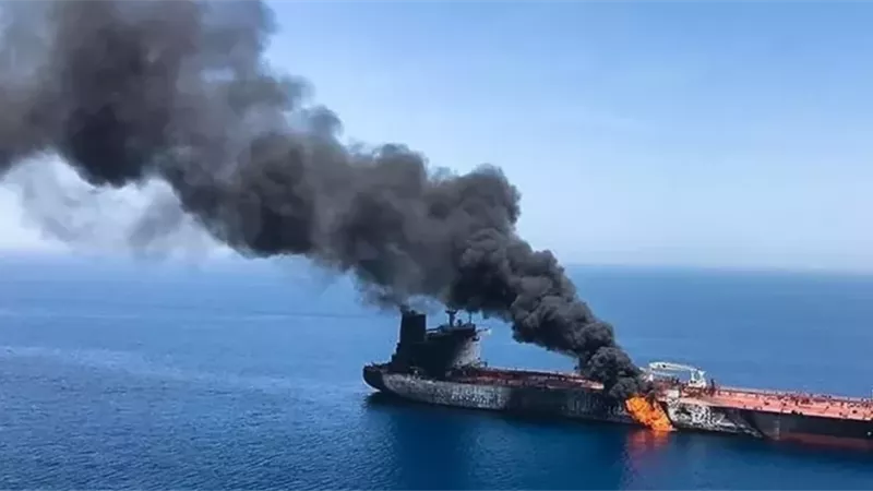 استهداف ناقلة بمقذوف مجهول شرق الفجيرة بالإمارات
