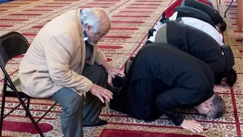 رأي فقهي يبين ثواب من يصلي التراويح قاعدا لعذر