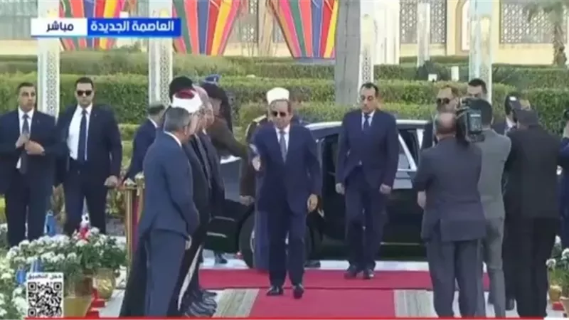 الرئيس السيسي يصل مسجد الفتاح العليم لأداء صلاة عيد الفطر