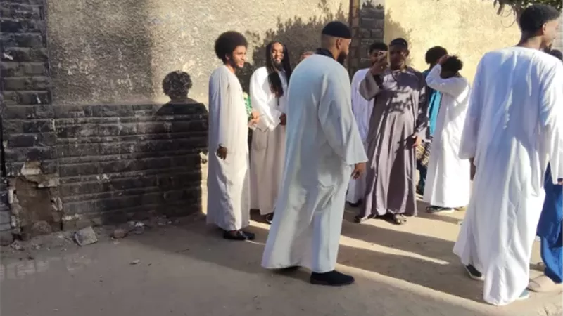 الوفود العربية تحتفل بعيد الفطر في شوارع المنصورة