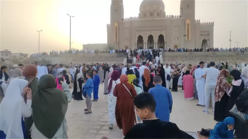 الاهالى يحتفلون العيد بتوزيع الحلوى والبالونات فى سماء أسوان