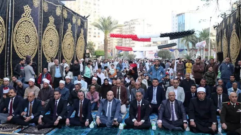 محافظ الجيزة يؤدي صلاة عيد الفطر المبارك بساحة مسجد مصطفى محمود