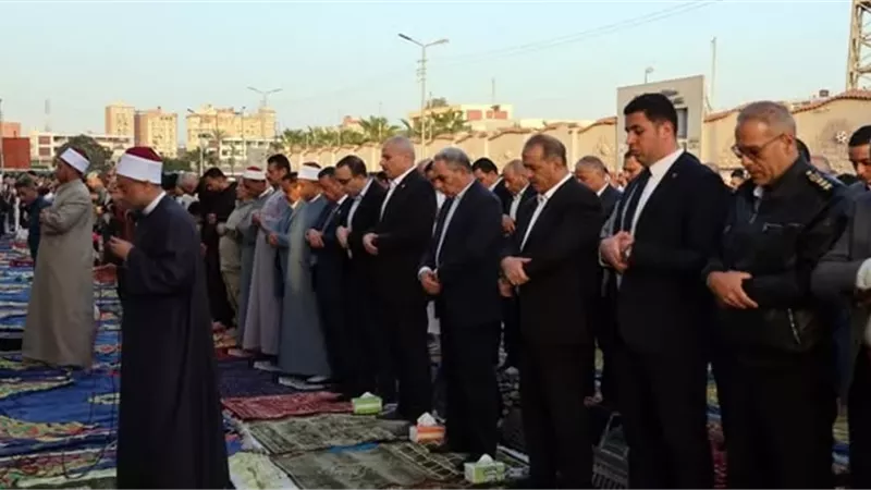 محافظ الإسماعيلية يؤدي صلاة العيد ويهنئ الأهالي ..صور