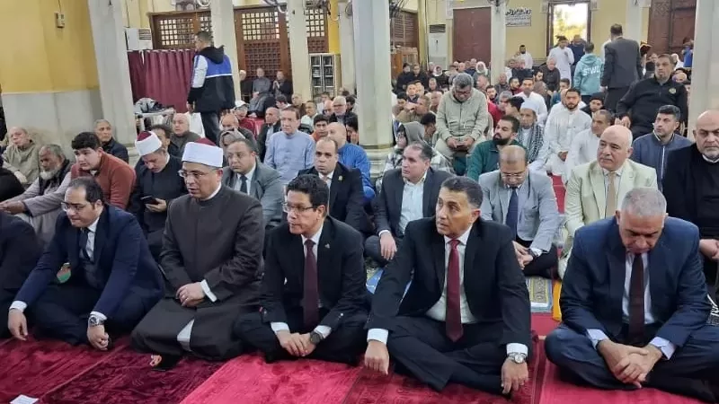 محافظ القليوبية ورئيس جامعة بنها يؤديان صلاة عيد الفطر بمسجد ناصر