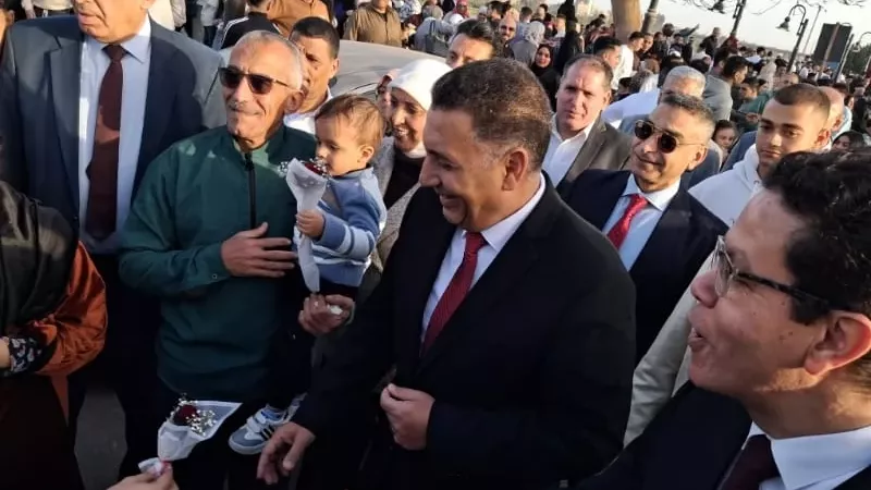 محافظ القليوبية ورئيس جامعة بنها يشاركان المواطنين فرحتهم بالعيد