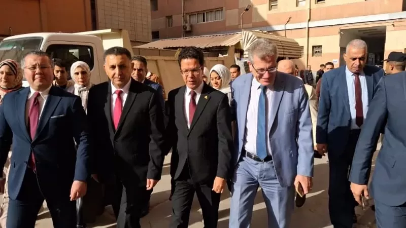 محافظ القليوبية يتفقد مستشفيات جامعة بنها ويهنئ المرضى بعيد الفطر
