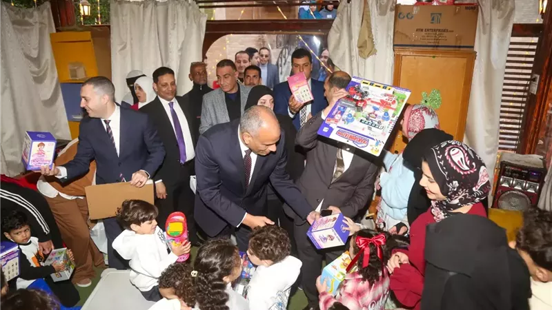 محافظ كفرالشيخ يقدم هدايا الرئيس للأيتام في عيد الفطر..صور