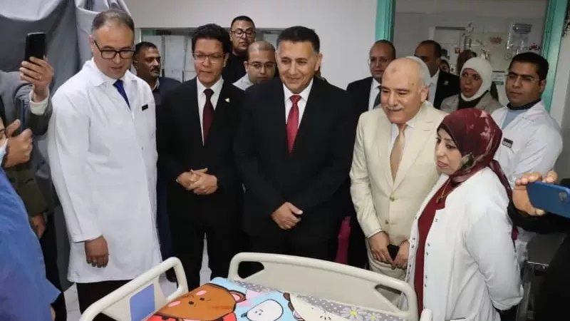 محافظ القليوبية ورئيس جامعة بنها يوزعان الهدايا على المرضى بالمستشفيات