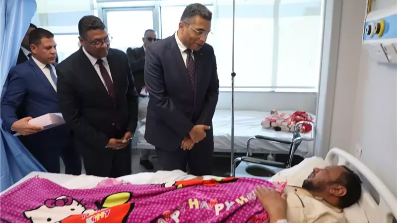 محافظ البحر الأحمر يهنئ المرضي والعاملين بالمستشفيات بعيد الفطر