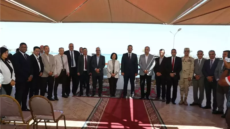 محافظ البحر الأحمر يستقبل المهنئين بالعيد ويشارك الأطفال فرحتهم
