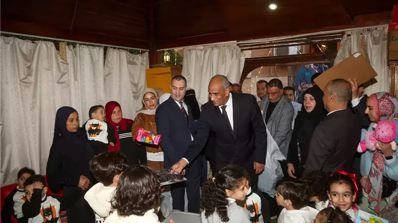 ألعاب وهدايا من محافظ كفرالشيخ للأيتام الرضع في عيد الفطر