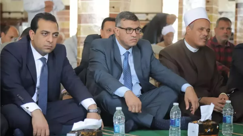 محافظ قنا يؤدي صلاة الجمعة في دشنا ويلتقي الأهالي..صور