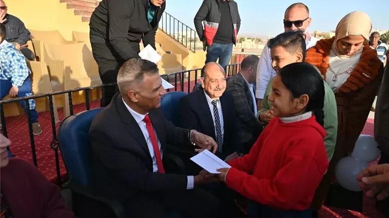 محافظ جنوب سيناء يهنئ الأهالي بالعيد ويوزع هدايا على الأطفال