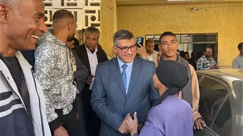 محافظ قنا يتفقد مستشفى الوقف المركزي