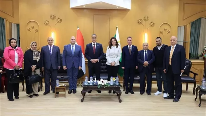 محافظ الجيزة يتبادل التهنئة مع المواطنين والقيادات التنفيذية