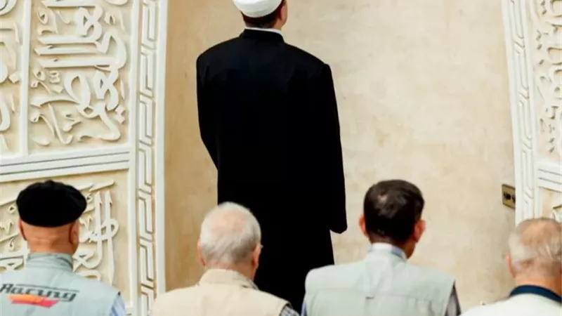 ضوابط وشروط الإمامة في الصلاة: الجانب الشرعي والتنظيمي