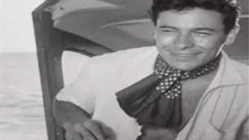 فى ذكرى ميلاده ..قصة سقوط أحمد رمزى فى الحمام قبل وفاته بأيام