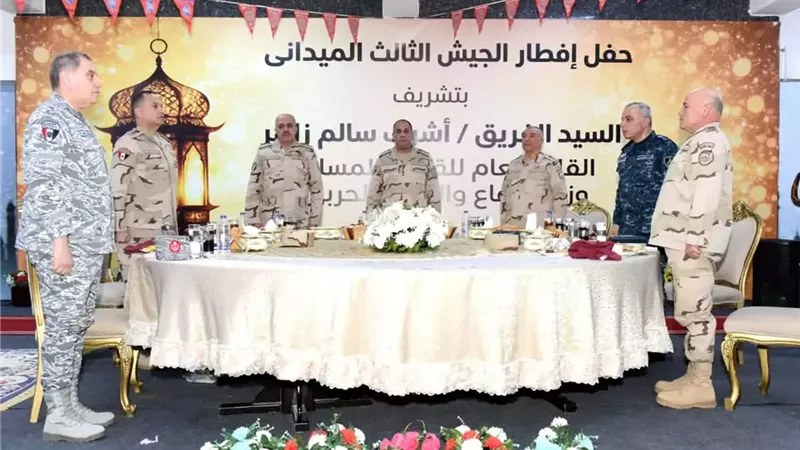 وزير الدفاع يلتقى مقاتلى الجيش الثالث الميدانى وقوات مكافحة الإرهاب