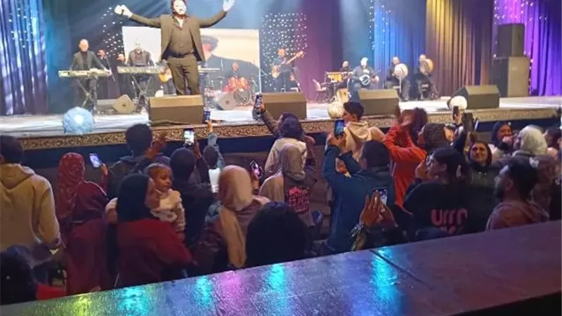 البالون يرفع لافتة كامل العدد في إحتفالية عيد الفطر