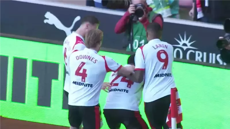 أزمة الملاعب الإنجليزية.. لوحات إعلانية تهدد اللاعبين