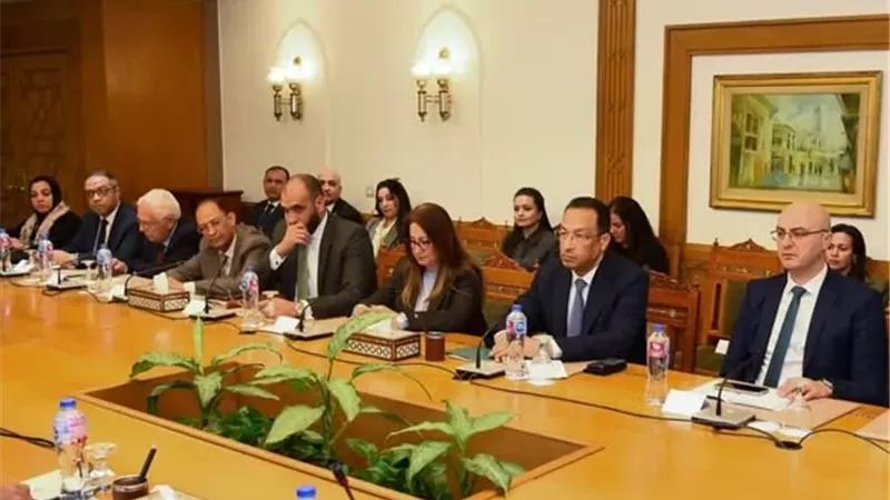 تعاون رقمي بين الخارجية والاتصالات وتدشين طابع بريد المئوية الثانية