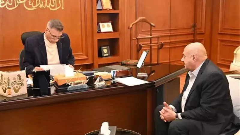 محافظ جنوب سيناء يلتقي نقيب الأطباء لبحث دعم القطاع الصحي
