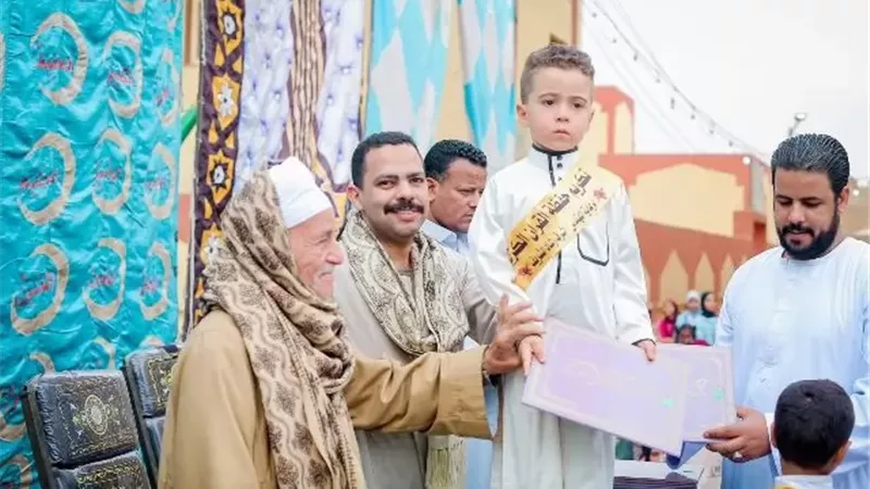 القرآن يجمع القلوب.. 300 حافظ و6 رحلات عمرة بقرى الأشراف