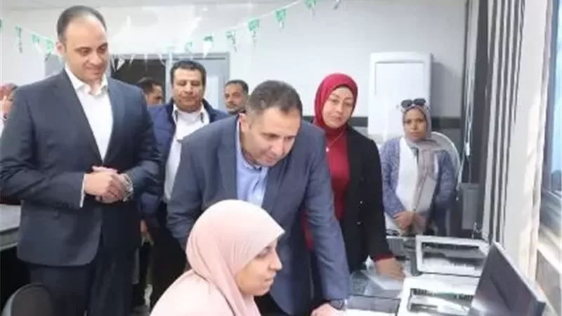 محافظ دمياط يتابع سير العمل بمجلس مدينة الروضة