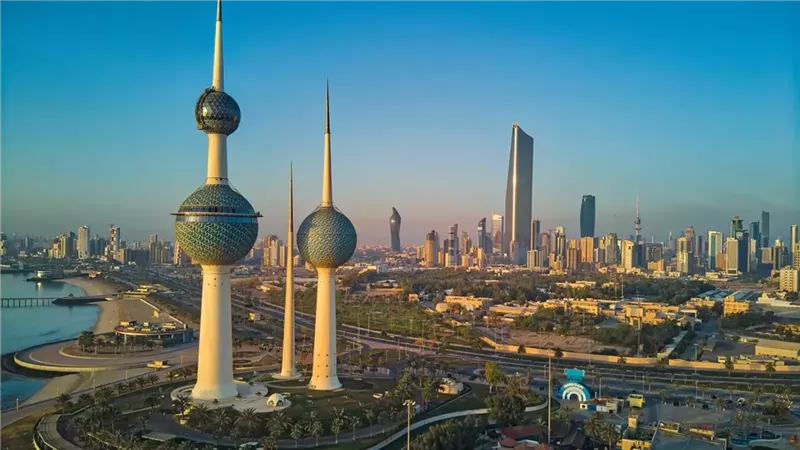 اندلاع حريق بمطار الكويت الدولي إثر هجوم بالمسيرات