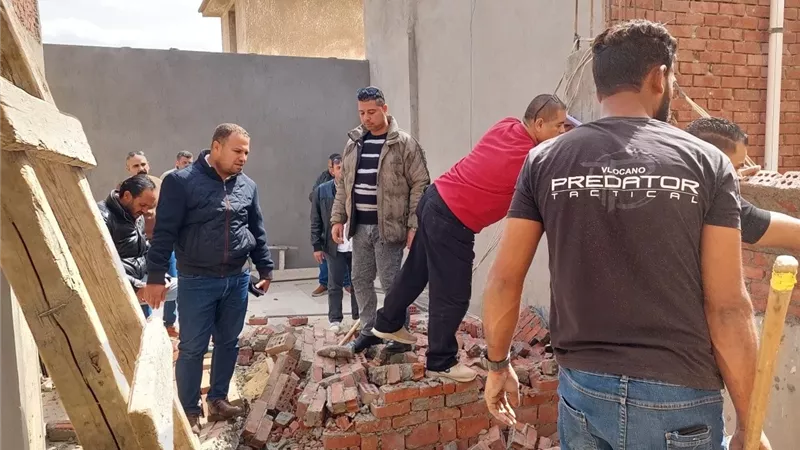 حملة مكبرة لإزالة مخالفات البناء في الشيخ زايد .. صور