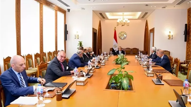 وزير الخارجية يلتقي السفراء المتقاعدين لمناقشة التطورات الإقليمية