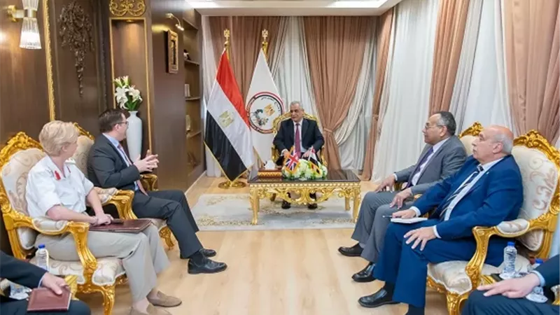 وزير الإنتاج الحربي يستقبل السفير البريطاني بالقاهرة لبحث التعاون