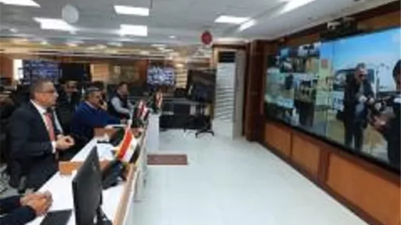 محافظ الجيزة يتابع جهود شفط مياه الأمطار بالطرق والمحاور