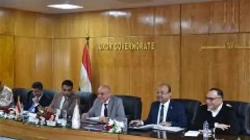 محافظ الاقصر يترأس جلسة المجلس التنفيذى لمناقشة بعض الملفات