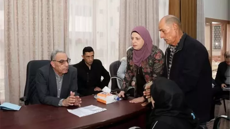 محافظ الإسماعيلية يلتقي المواطنين رغم الطقس السيئ