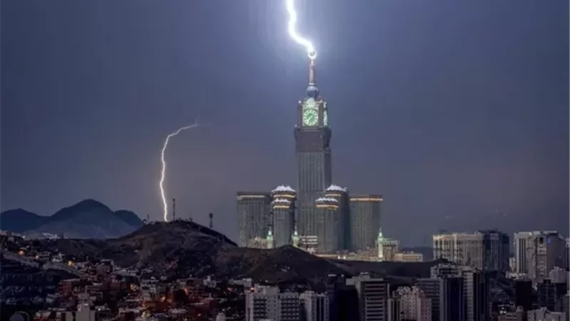 بسبب الطقس.. السعودية تطلق الإنذار الأحمر في مكة المكرمة