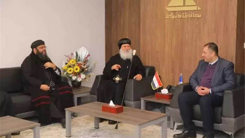 وفد كنيسة العذراء مريم يهنئ محافظ دمياط بعيد الفطر