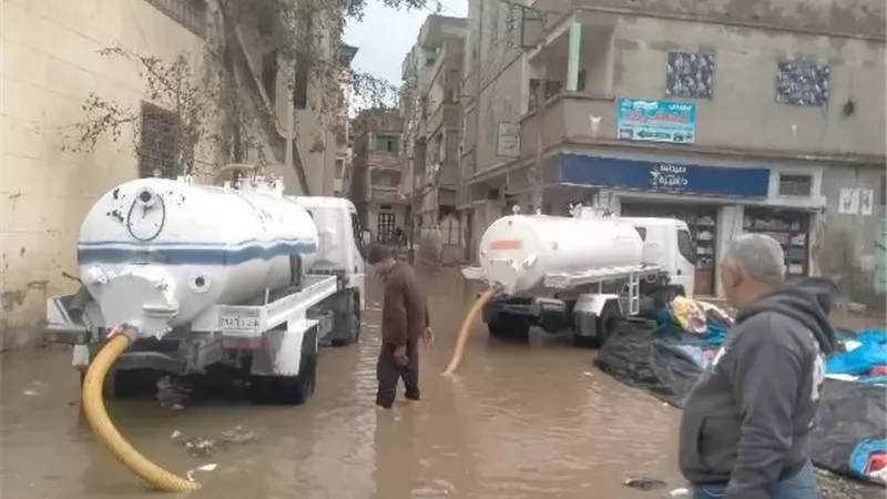محافظ دمياط يتابع جهود سحب مياه الأمطار بشوارع المدن والقرى