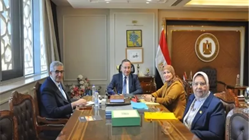 وزير التعليم العالي يبحث تعزيز كفاءة الخريجين بقطاع التمريض