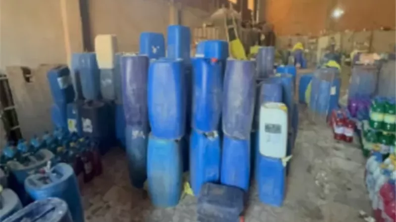 ضبط 20 طن خامات و1500 عبوة منظفات مغشوشة داخل مصنع بالدقهلية
