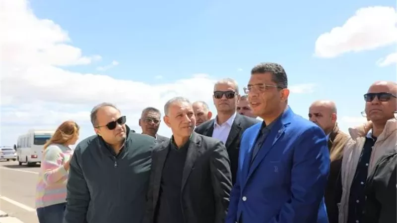 محافظ البحرالأحمر يتأكد من جاهزية البرابخ وحاجز التوجيه بالكيلو 8