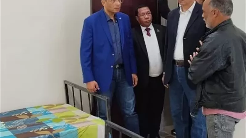 محافظ البحر الأحمر يتفقد مركز إغاثة رأس غارب