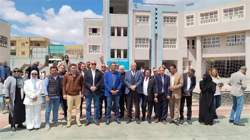 محافظ البحر الأحمر يتفقد المنظومة التعليمية برأس غارب