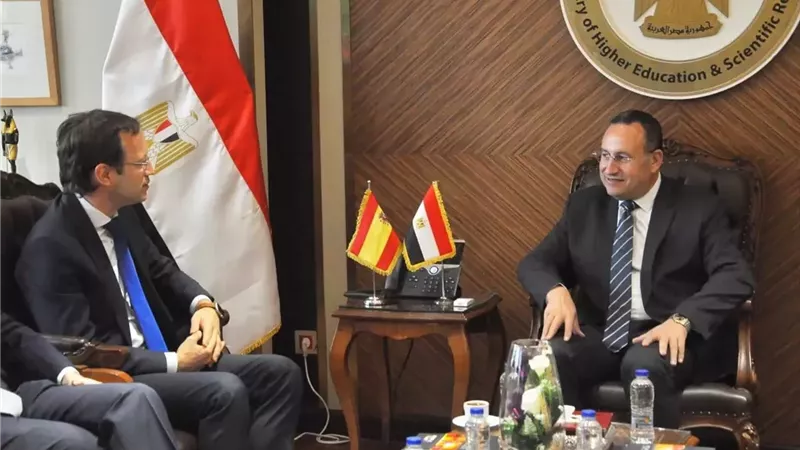 وزير التعليم العالي يبحث سبل تعزيز التعاون مع سفير مملكة إسبانيا