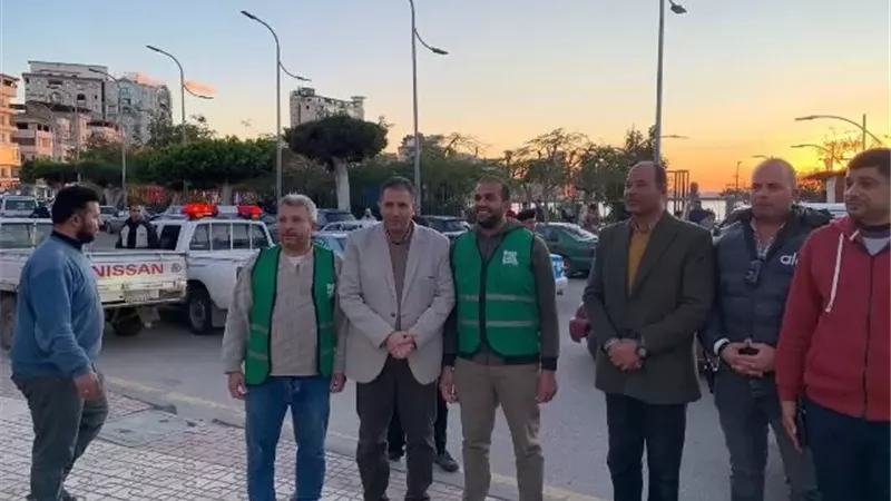 محافظ دمياط يشهد توزيع وجبات للعمال المشاركين في سحب مياه الأمطار